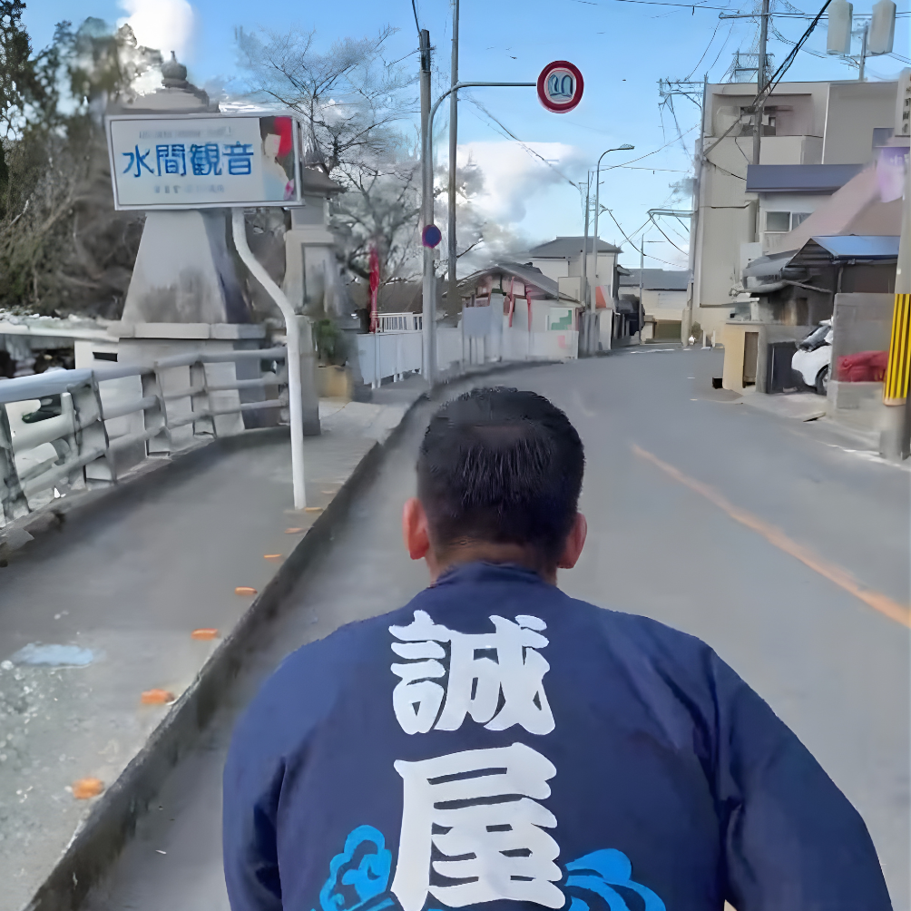水間門前町を進む誠屋の人力車と水間観音の風景