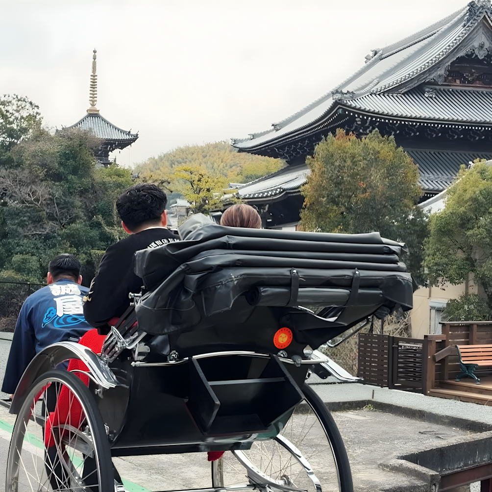 大阪・水間門前町で水間寺を背景に人力車へ乗る様子