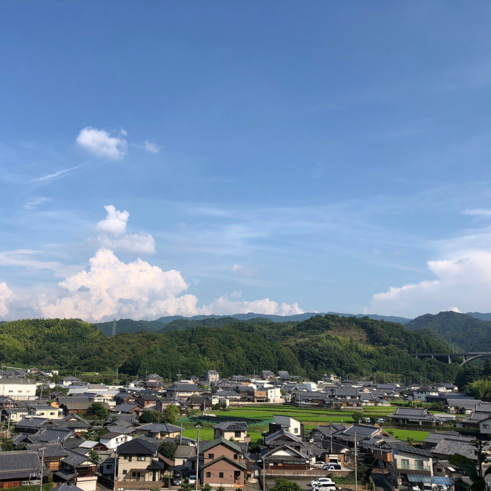 水間門前町周辺の山と空が広がる風景