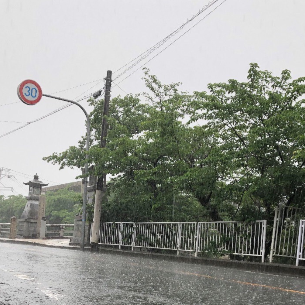 雨の日の水間門前町を感じる静かな風景